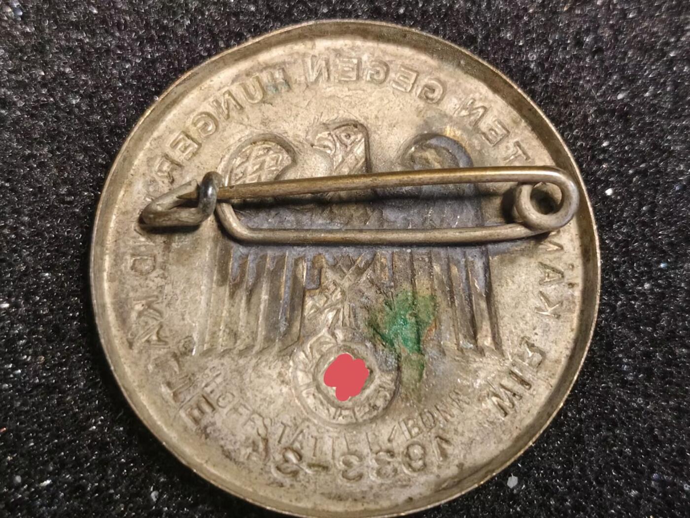 得仨1933-34冬季援助工作小徽章（我们与饥饿和寒冷做斗争），品相很好，很特别稀有的小章，250