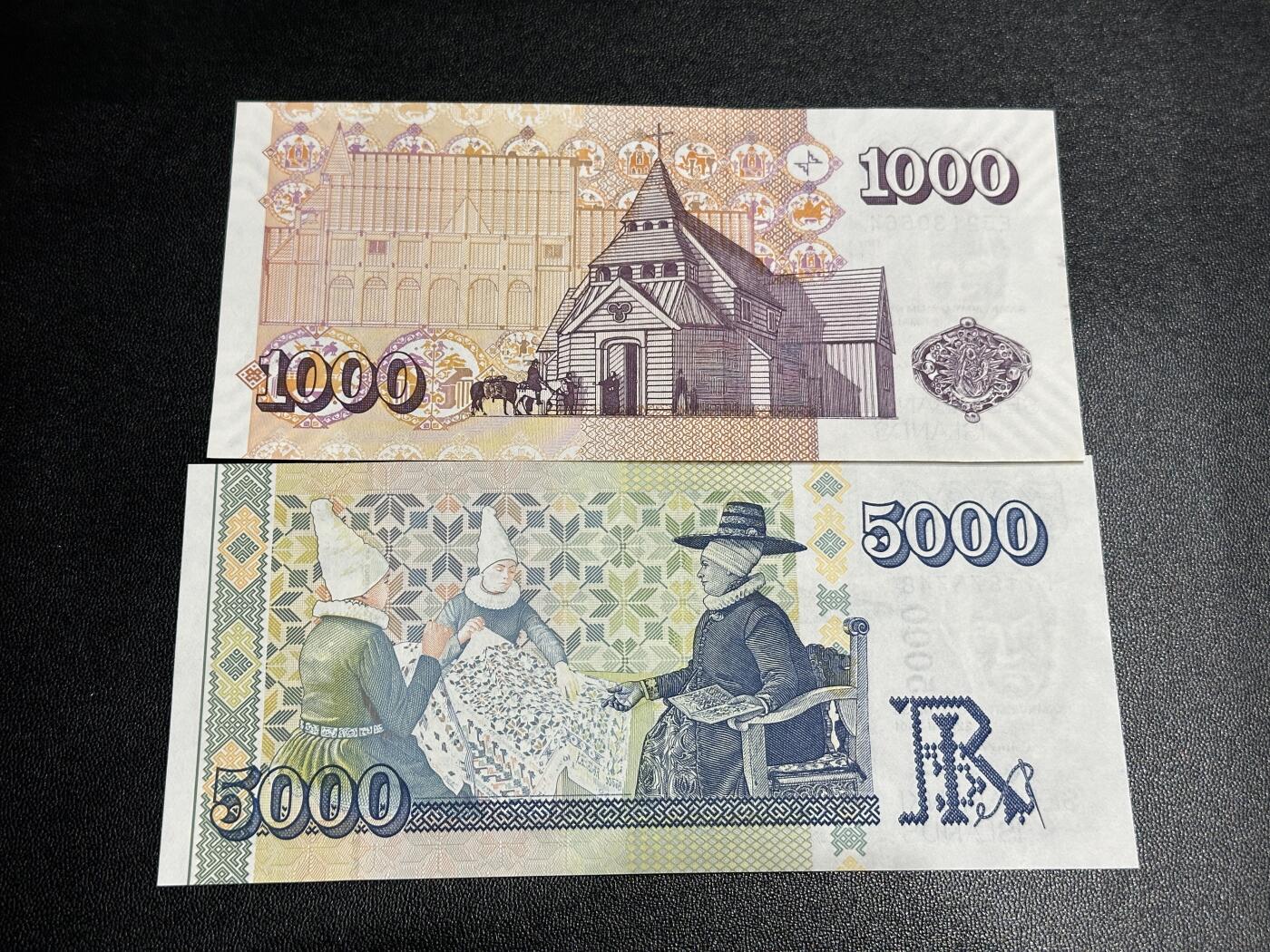 《外钞收藏家》第五百五十七期（本期有精品评级、获奖钞等品种）（本平台长期征集拍品、欢迎藏友们联系合作） 2001年冰岛1000和5000克朗 两张一起 全新 边上有潮斑