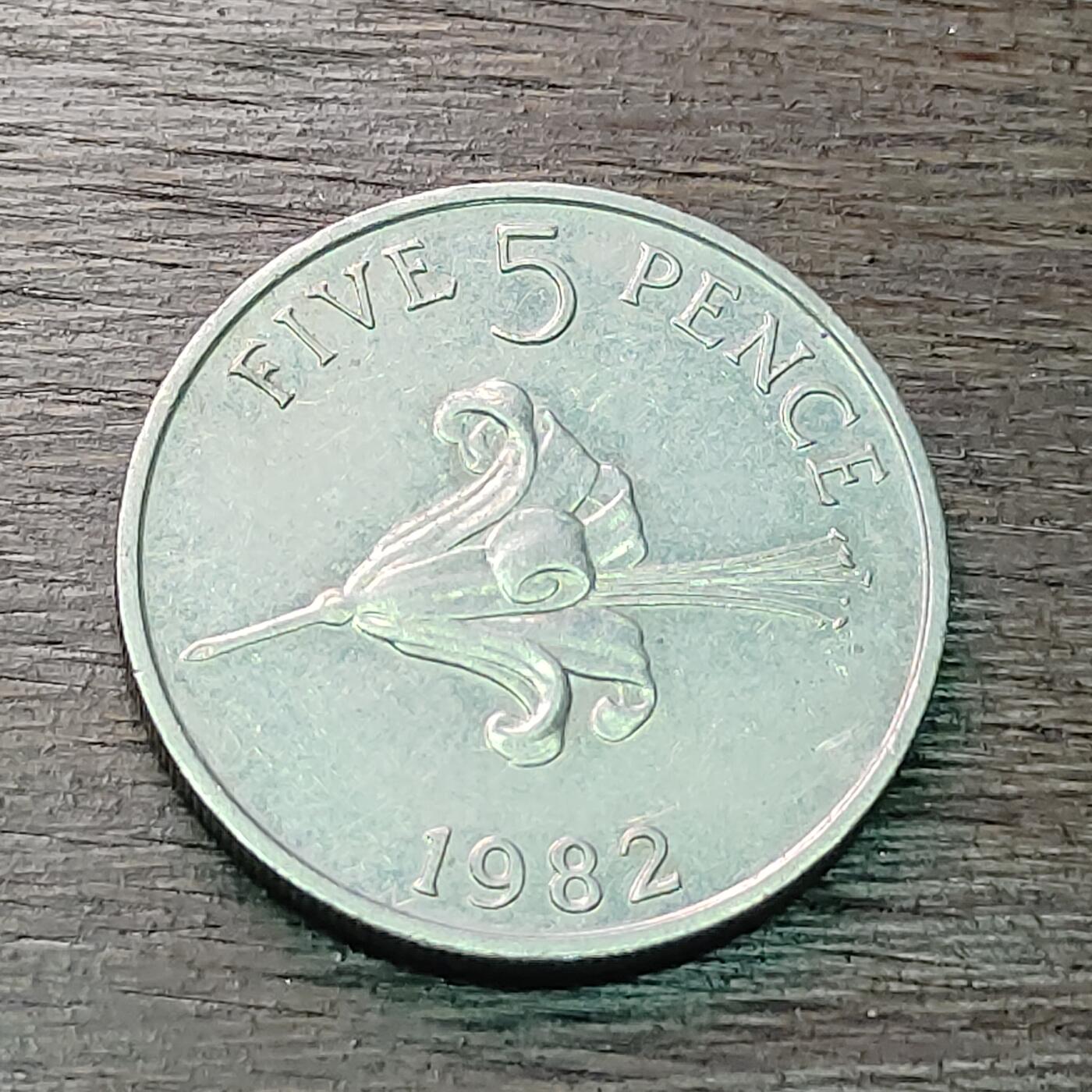 【铜匠收藏】★第128场★散币场，无佣金，30包邮。不满30元，支付5元运费。《接受代拍 代送NGC评级》 根西岛 1982年 5便士 百合花