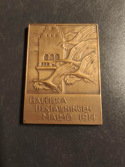 老王徽章第142期 - 瑞典1914马尔默波罗的海展览会方形大铜章    尺寸62×46mm    重量59g