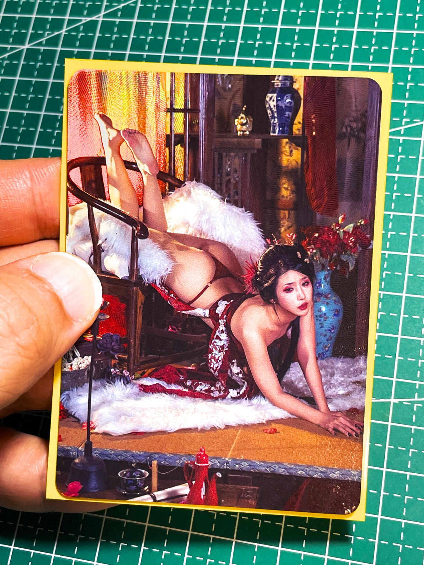 显眼宝27期【关注参拍有赠卡】 独乐乐不如众乐乐 经典cos 散拍 一张 非常漂亮 红丝袜无敌  折光彩闪工艺 63*88  6号