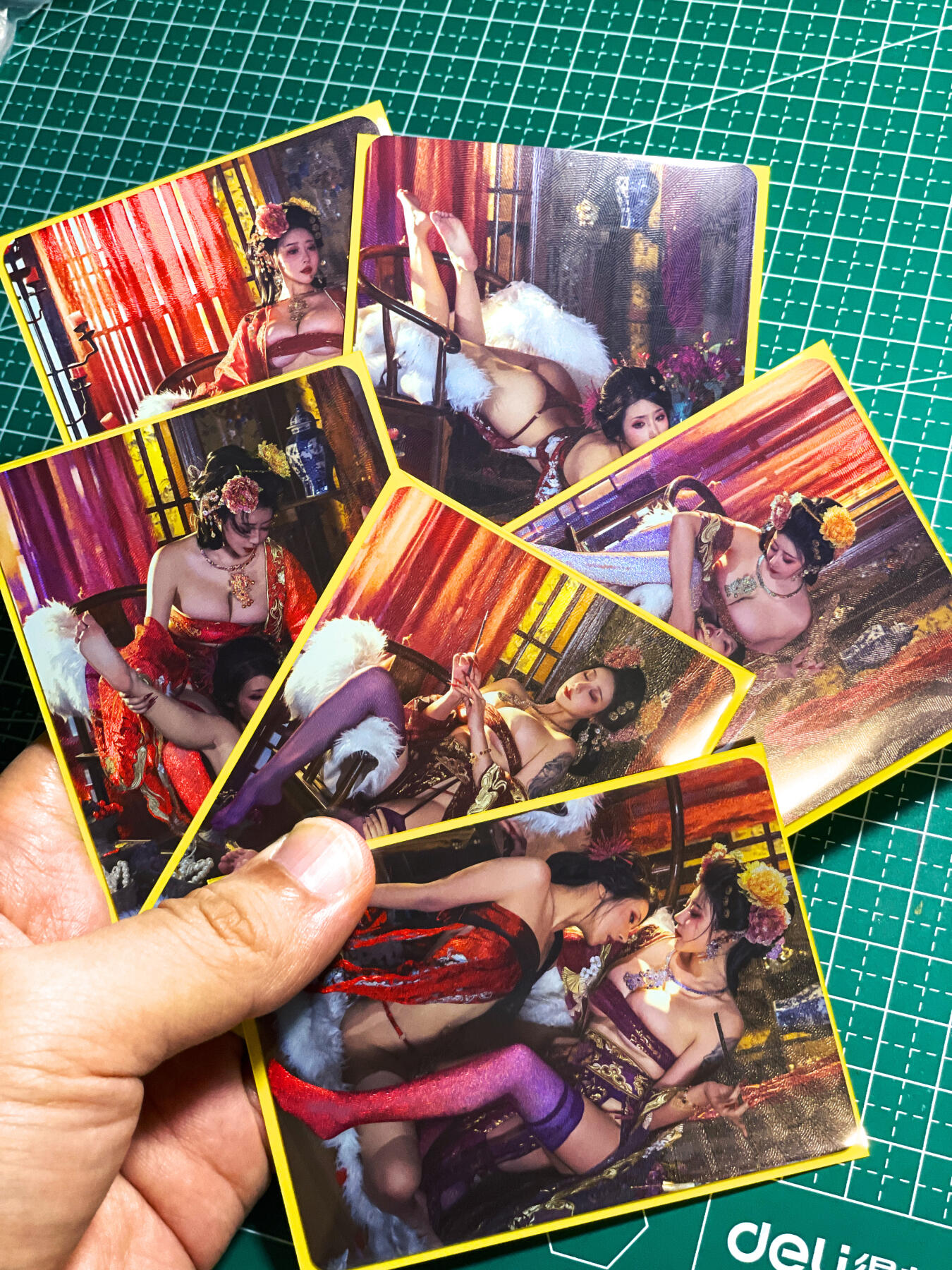 显眼宝27期【关注参拍有赠卡】 独乐乐不如众乐乐 经典cos 一套6张  很多人要求上拍 红色丝袜超美 折光彩闪工艺 63*88  再来一套 ！