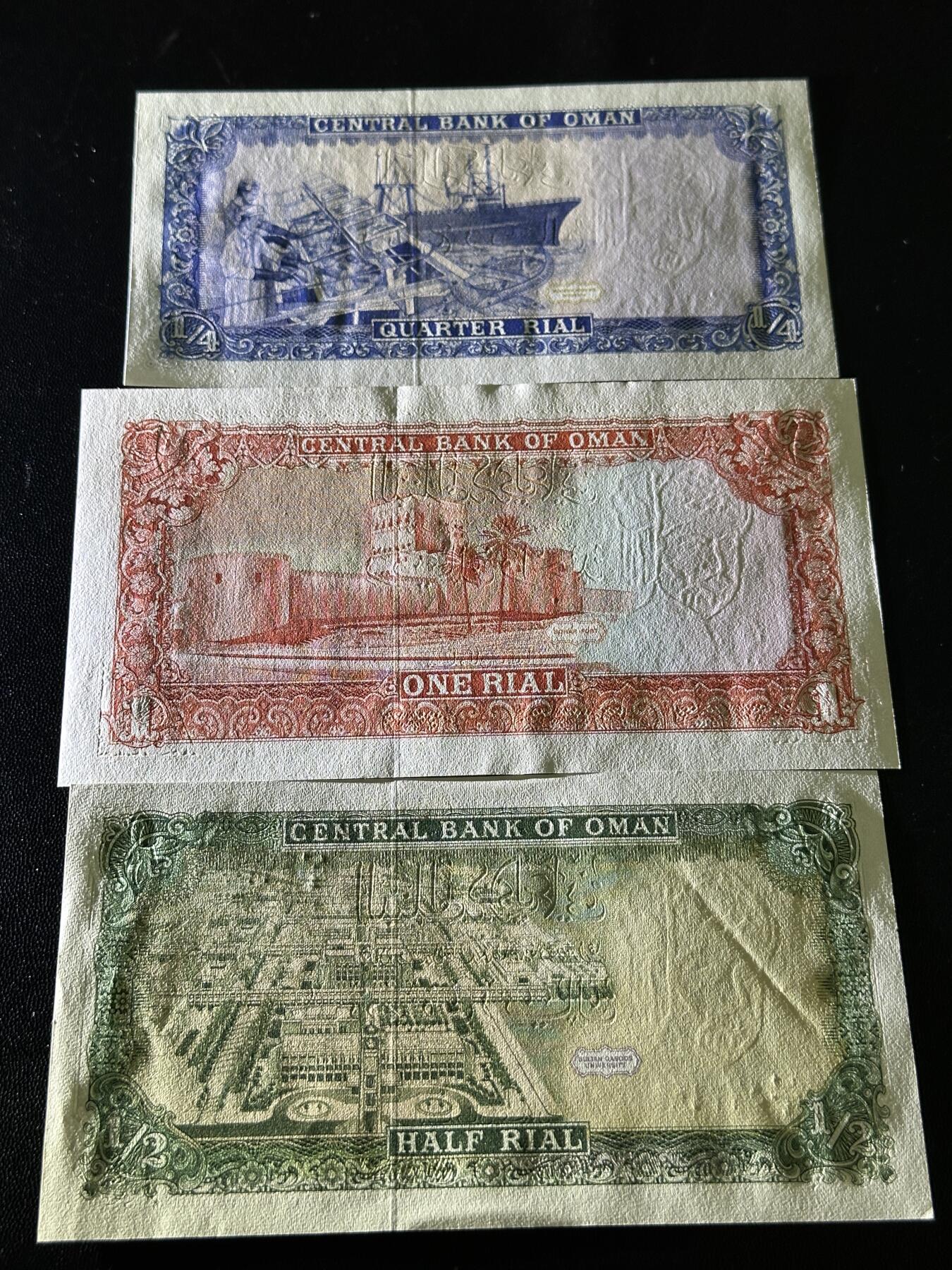 《外钞收藏家》第五百五十七期（本期有精品评级、获奖钞等品种）（本平台长期征集拍品、欢迎藏友们联系合作） 阿曼1987-1989年1/4、 1/2、 1里亚尔 三张全新 1/2面值侧光下见一处点钞痕