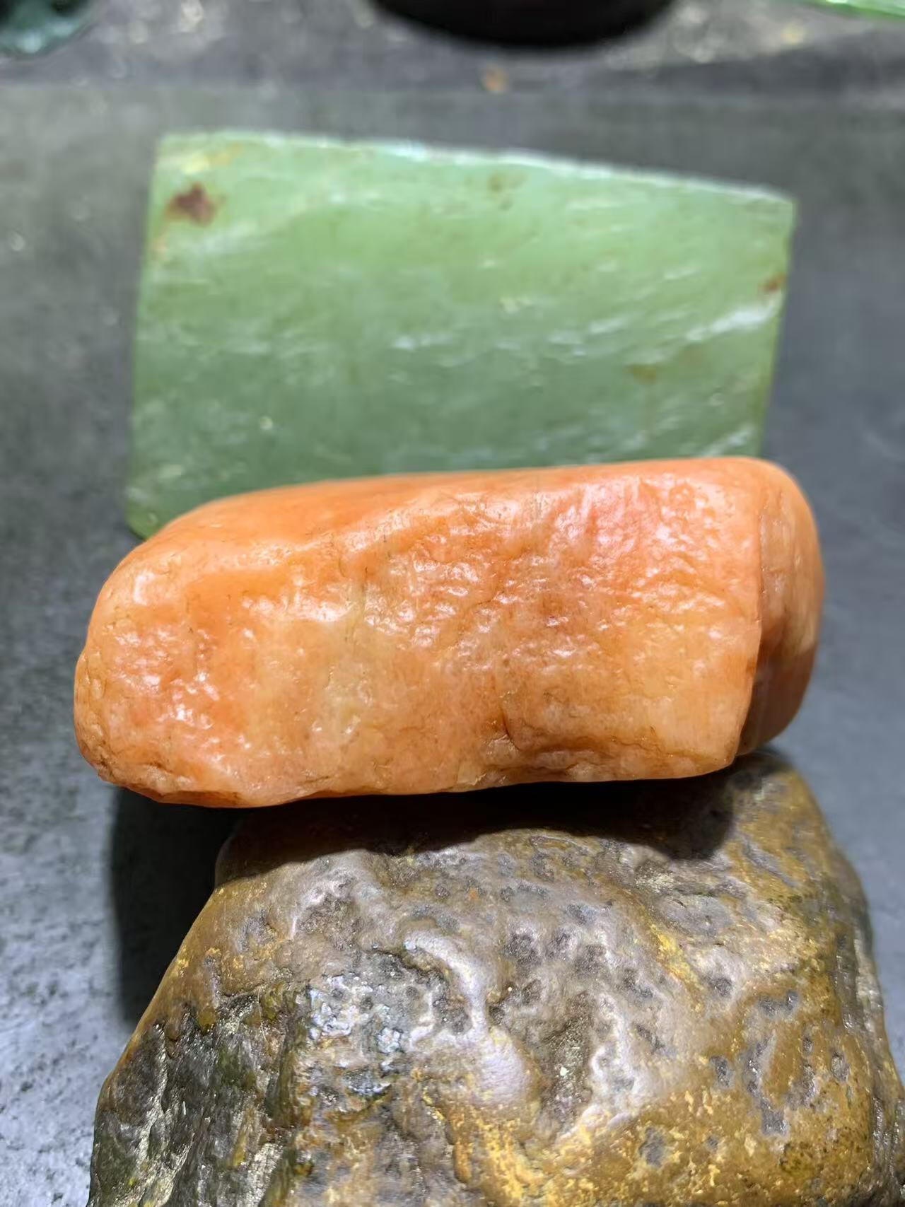 精美天然地表杜热红料金丝玉籽料原石一块，