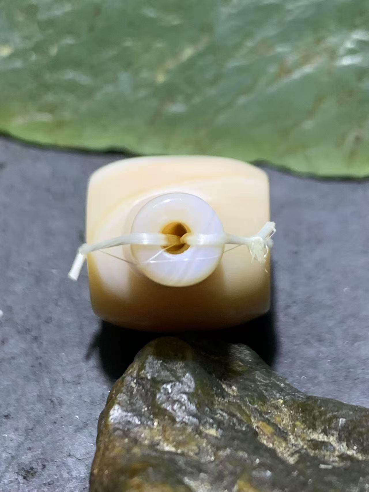通货高玉化缠丝玛瑙佛头三通一套，