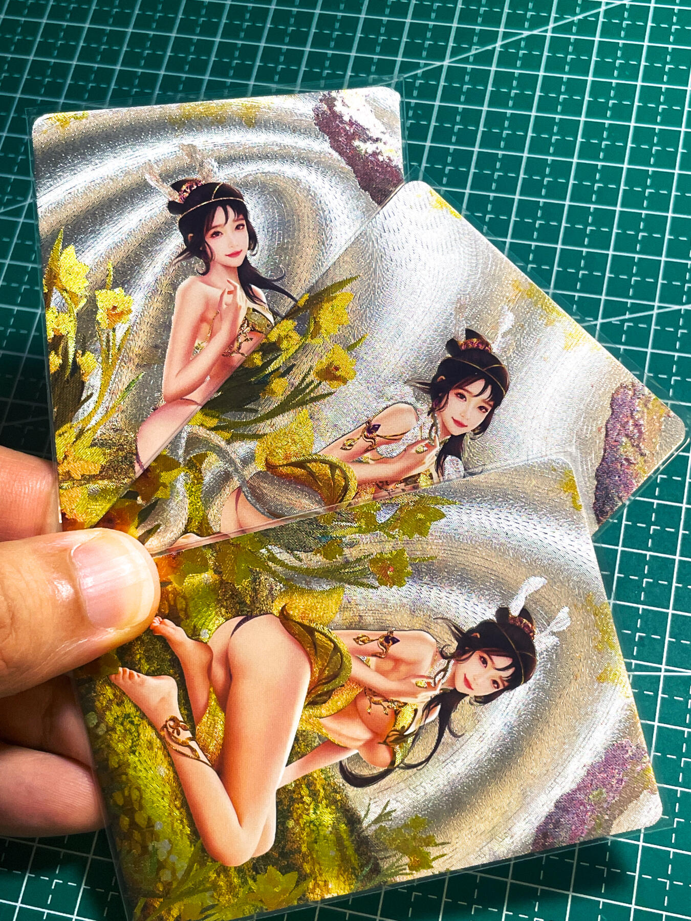 显眼宝27期【关注参拍有赠卡】 独乐乐不如众乐乐 maycard五月卡牌   原创醉花间系列之水仙3渐变 共3张    粗闪工艺  小卡尺寸  60*87