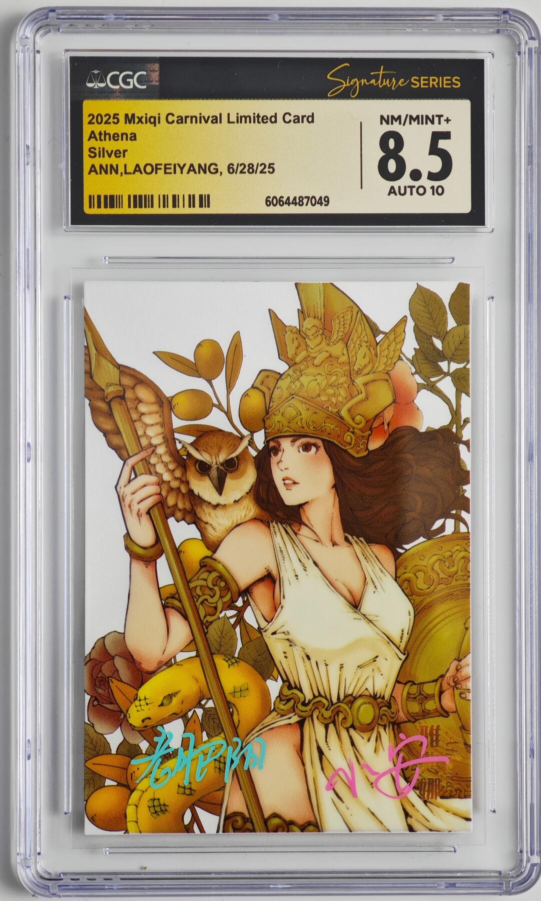 白泽拍卖卡牌手绘专场第22期中福卡展专场(离离暑云散，袅袅凉风起) 2025 麦稀奇嘉年华纪念卡 雅典娜  200/300 老肥阳&小安双签 彩闪 999银 CGC评级 8.5分 10AUTO