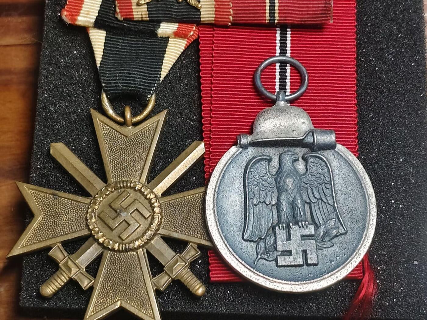 德三1939-1942两枚二级战功十字带剑铜质无标，灰盔冻肉19厂标，正面完好，一对两章，带略章，标价为一起