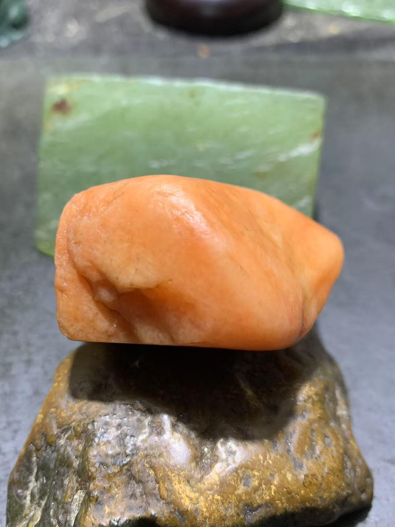 精美天然地表杜热红料金丝玉籽料原石一块，