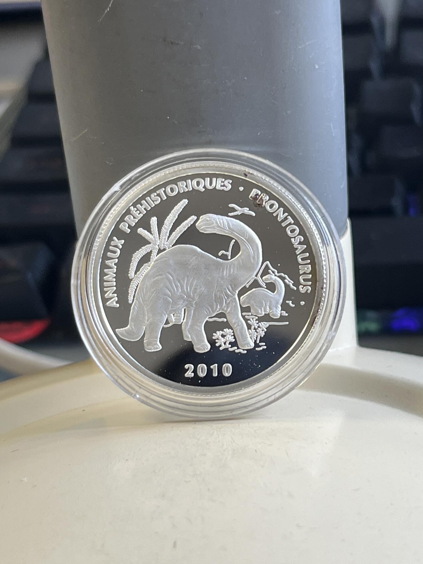 第171期拍卖【长期征集拍品】 贝宁多哥刚果2010年恐龙系列3枚纪念银币带盒证书，盒子有破损，币有氧化，999银，7克*3