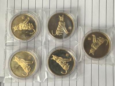 综合藏品场.喜欢出价就得！无套路无托.诚信惠友交友！自动快拍. 上海造币厂1994狗年生肖纪念章5枚.直径33MM.品相全新.带塑封盒.