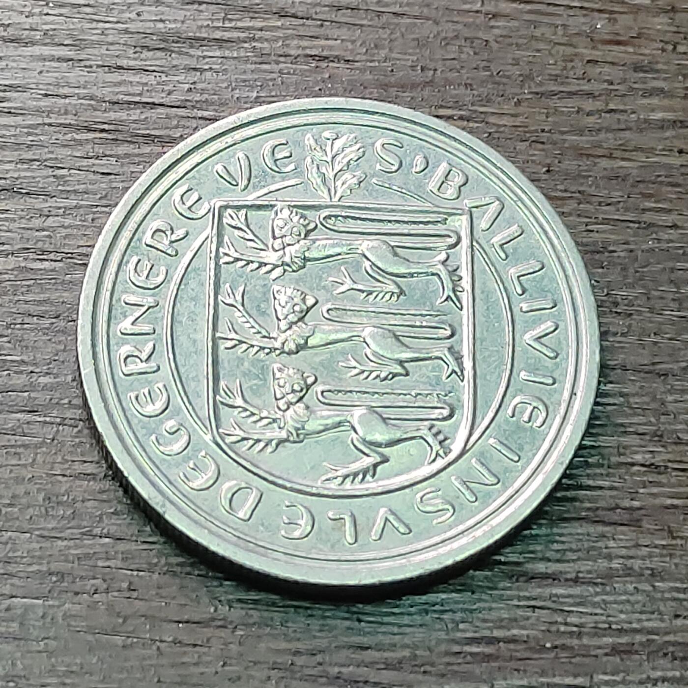 【铜匠收藏】★第128场★散币场，无佣金，30包邮。不满30元，支付5元运费。《接受代拍 代送NGC评级》 根西岛 1982年 5便士 百合花