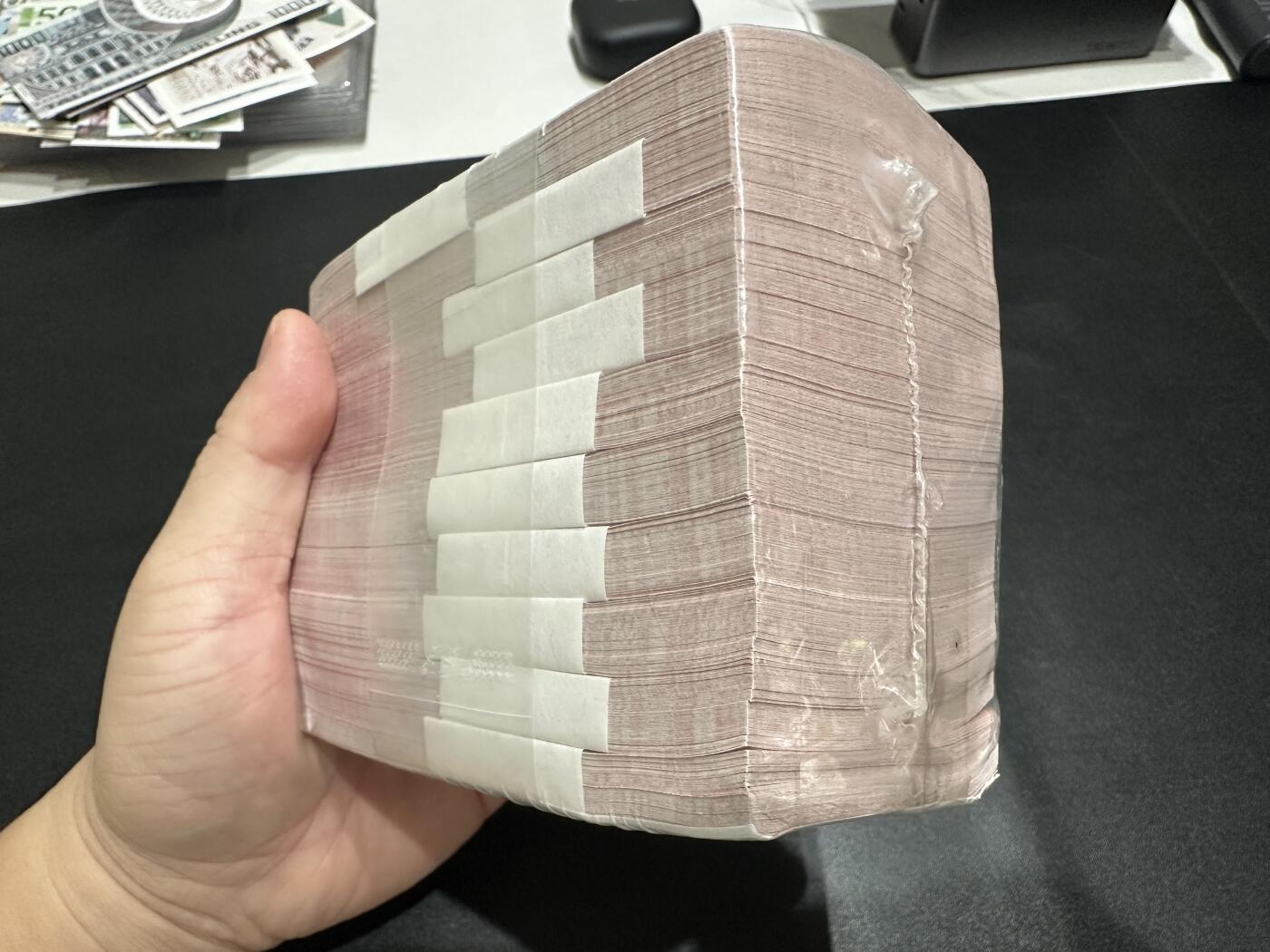 《外钞收藏家》第五百五十七期（本期有精品评级、获奖钞等品种）（本平台长期征集拍品、欢迎藏友们联系合作） 尼泊尔5卢比一捆千张连号	UNC 