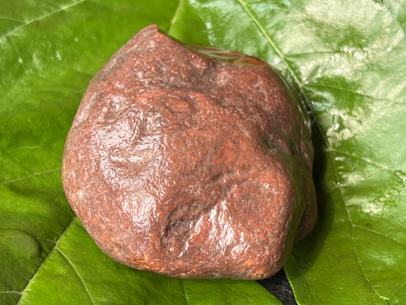 零元拍：南红玛瑙手把石，凉山联合料。约142克，料形完整，开口非常漂亮，纯天然，独一无二的（天然原石不可避免有瑕疵，裂纹，介意勿拍）因为拍照环境以及光线的变化，颜色以实物为准。成品很美丽，原石亦魅力无穷。