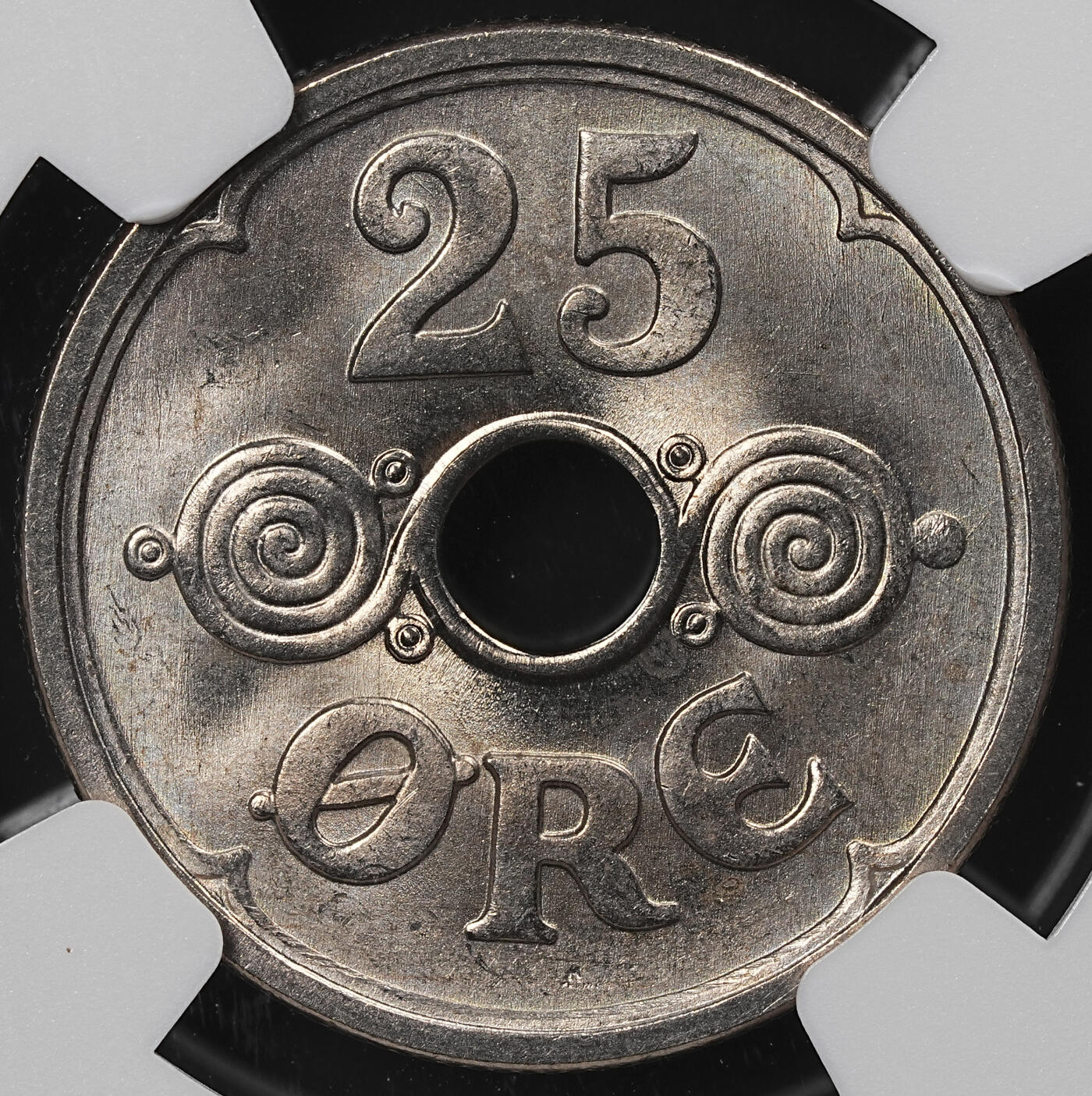 修遠堂世界钱币第八十一期 NGC MS65 1947年丹麦中孔25欧尔
