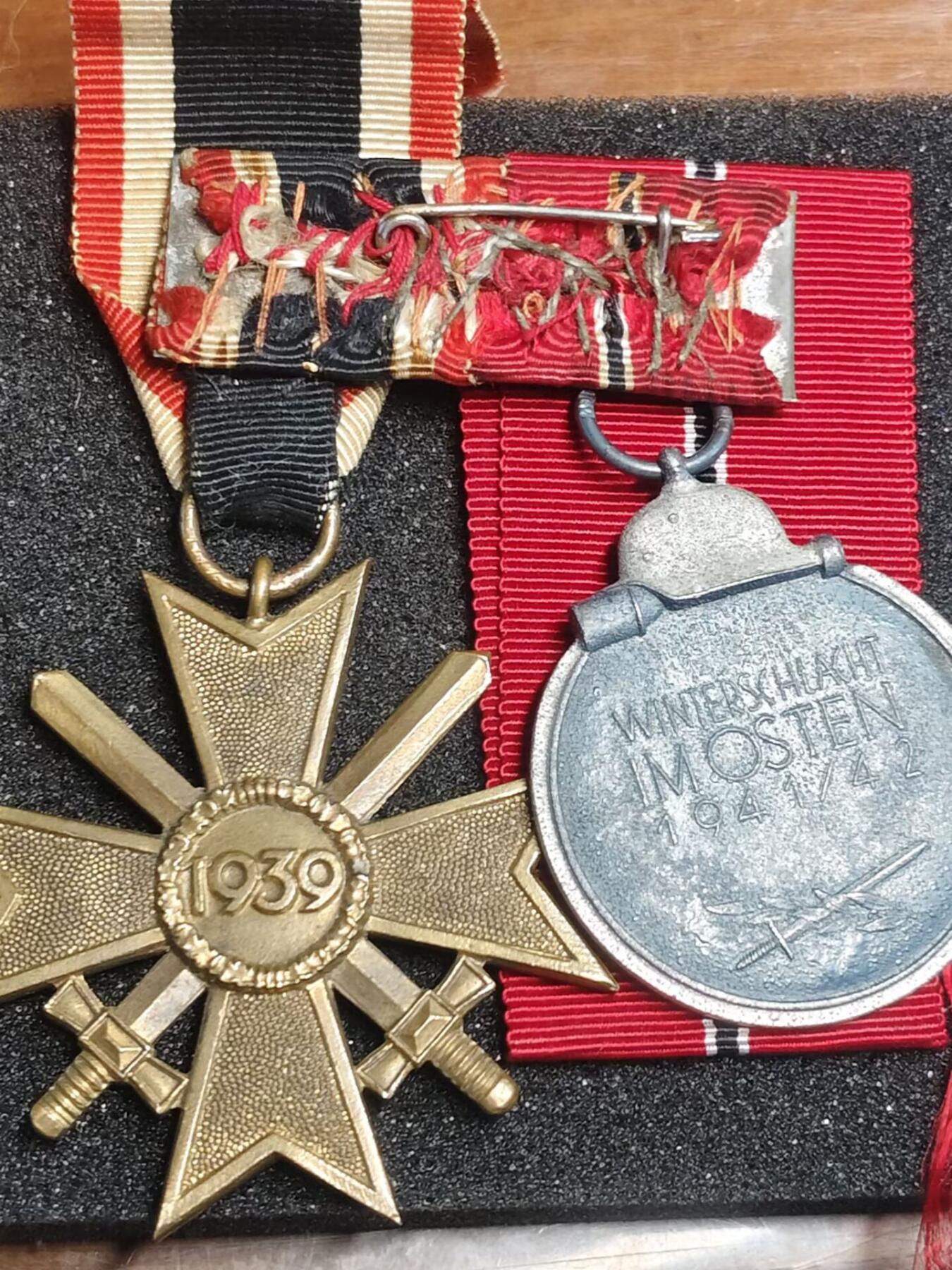 德三1939-1942两枚二级战功十字带剑铜质无标，灰盔冻肉19厂标，正面完好，一对两章，带略章，标价为一起