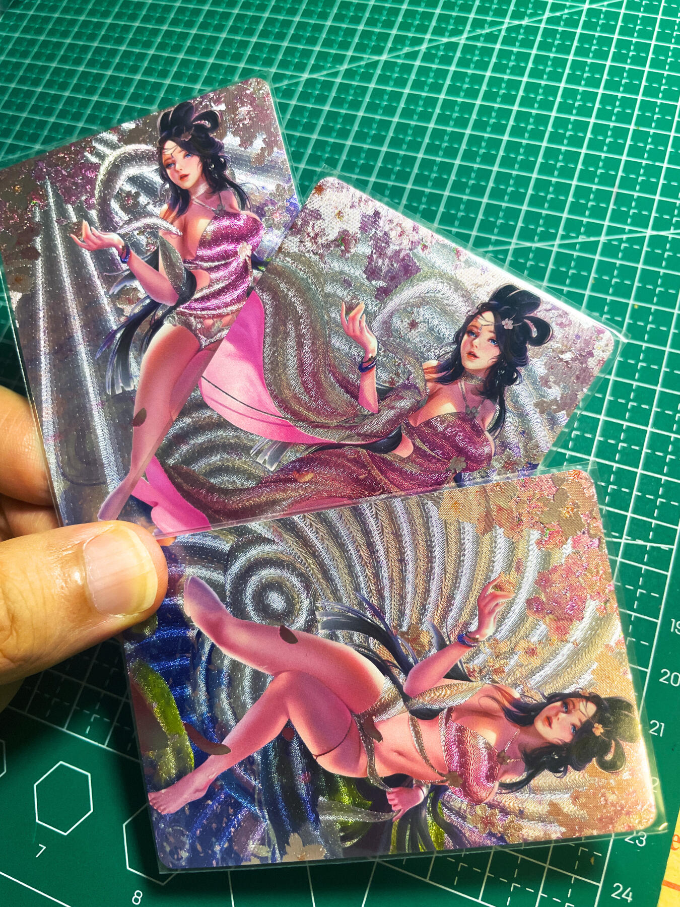 显眼宝27期【关注参拍有赠卡】 独乐乐不如众乐乐 maycard五月卡牌   原创醉花间系列之桃花3渐变 共3张    粗闪工艺  小卡尺寸  60*87