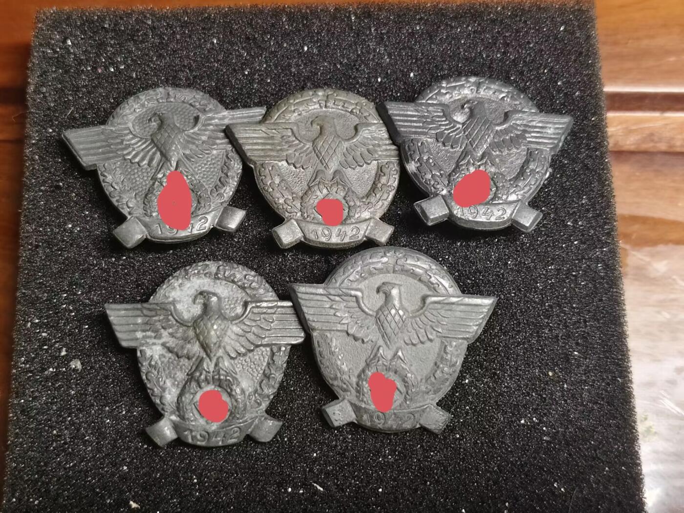 德三1942警察日小徽章其中有半冲压版本后面都有厂标