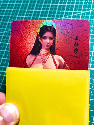 显眼宝27期 独乐乐不如众乐乐 - 嘎嘎鸭卡牌   红背卡系列卡  嫁衣美杜莎满赠卡   共1张   彩闪工艺  大卡尺寸  63*88