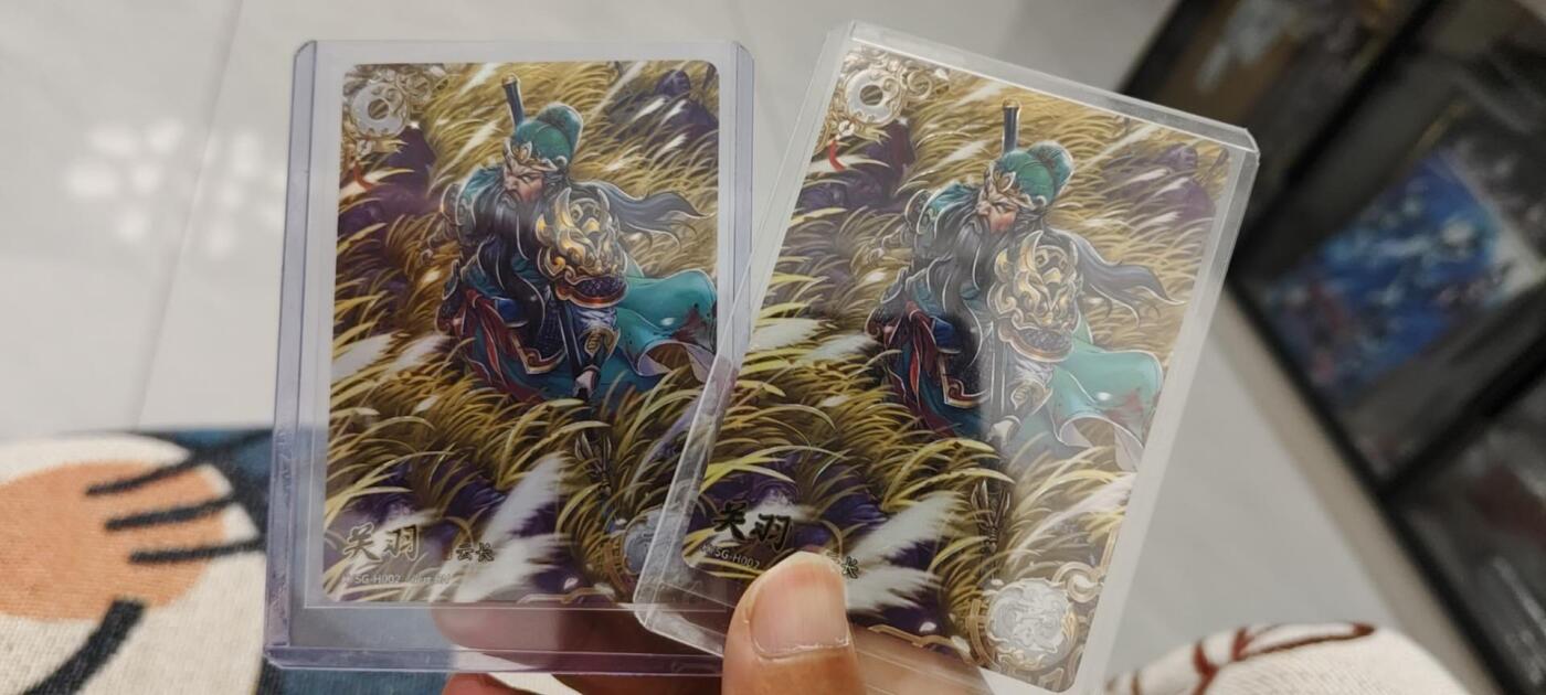 秋原瞳的小店第二十期（喜欢风，自由的风） 卡游三国一弹豪杰稀有银边一对关羽，非常不错