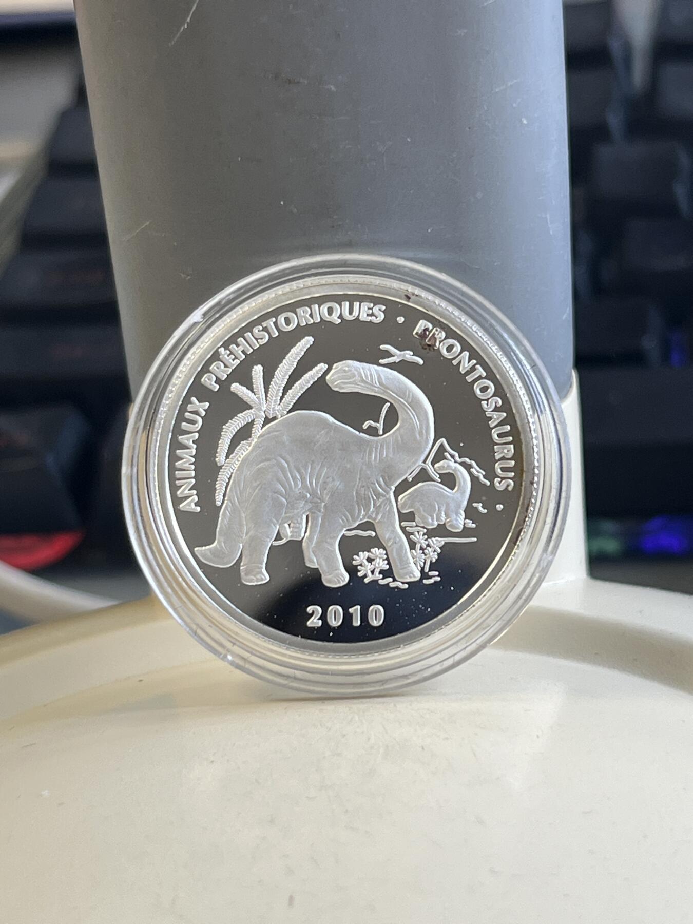 第171期拍卖【长期征集拍品】 贝宁多哥刚果2010年恐龙系列3枚纪念银币带盒证书，盒子有破损，币有氧化，999银，7克*3