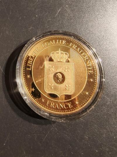 老王徽章第142期 - 法国艾菲尔铁塔纪念章    直径33mm   重量26g
