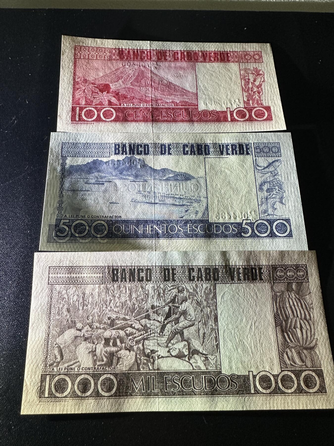 《外钞收藏家》第五百五十七期（本期有精品评级、获奖钞等品种）（本平台长期征集拍品、欢迎藏友们联系合作） 佛得角1977年初版3张一套（100/500/1000埃斯库多） 	UNC 边上轻微潮