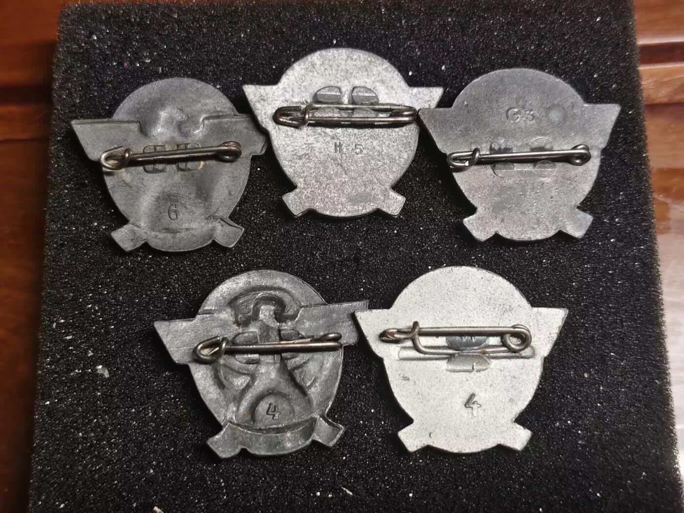 德三1942警察日小徽章其中有半冲压版本后面都有厂标