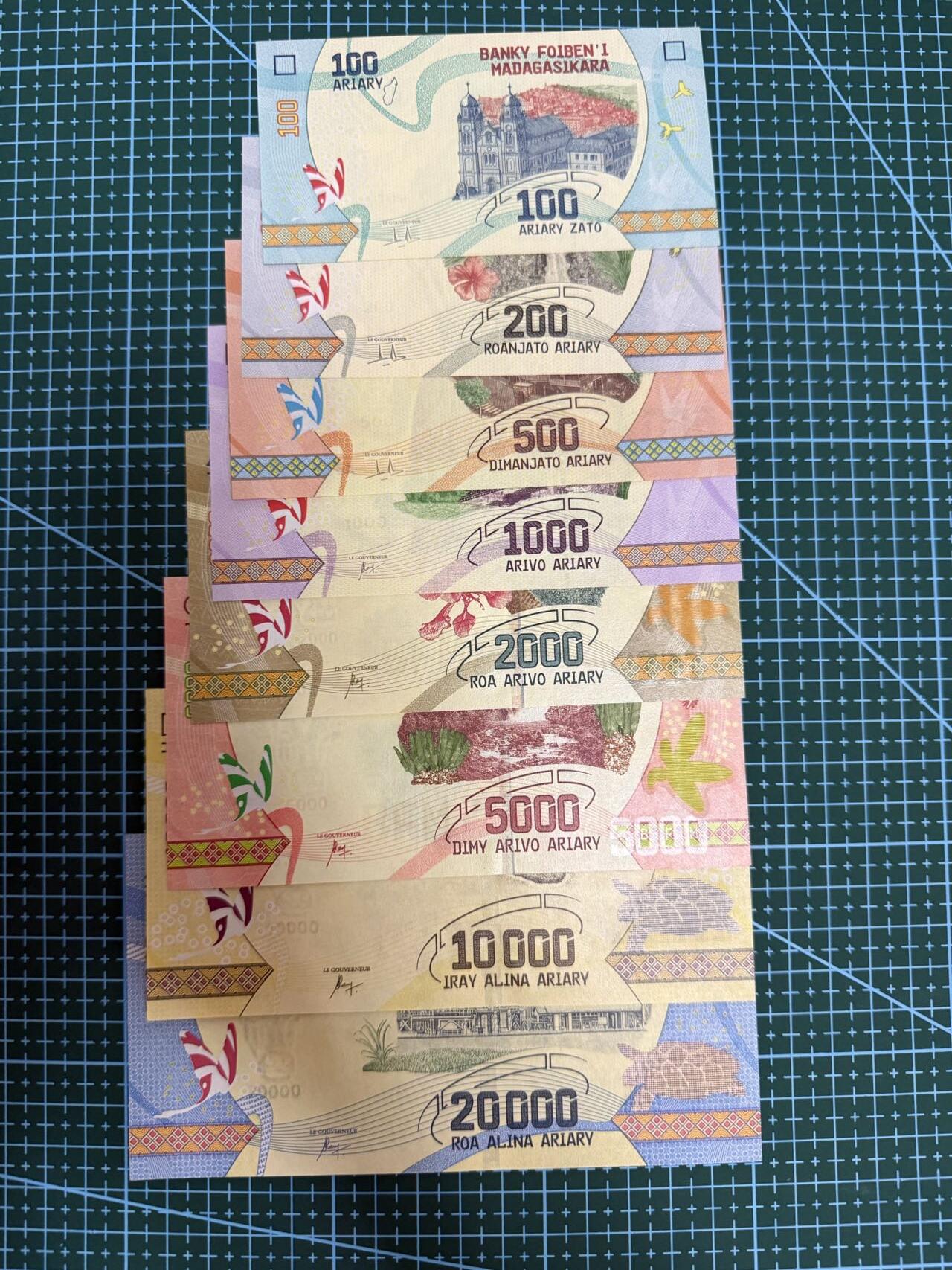 【炜奕收藏】，第四十一期 马达加斯加100-20000阿里亚里共8张，UNC品相，多张尾8
