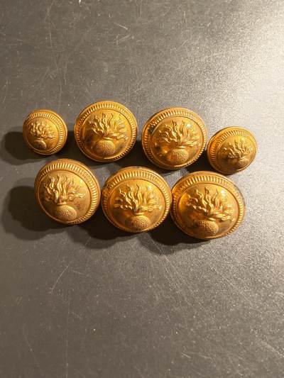 老王徽章第142期 - 意大利宪兵部队铜扣一组    二战前   大的尺寸22mm   小的尺寸16mm