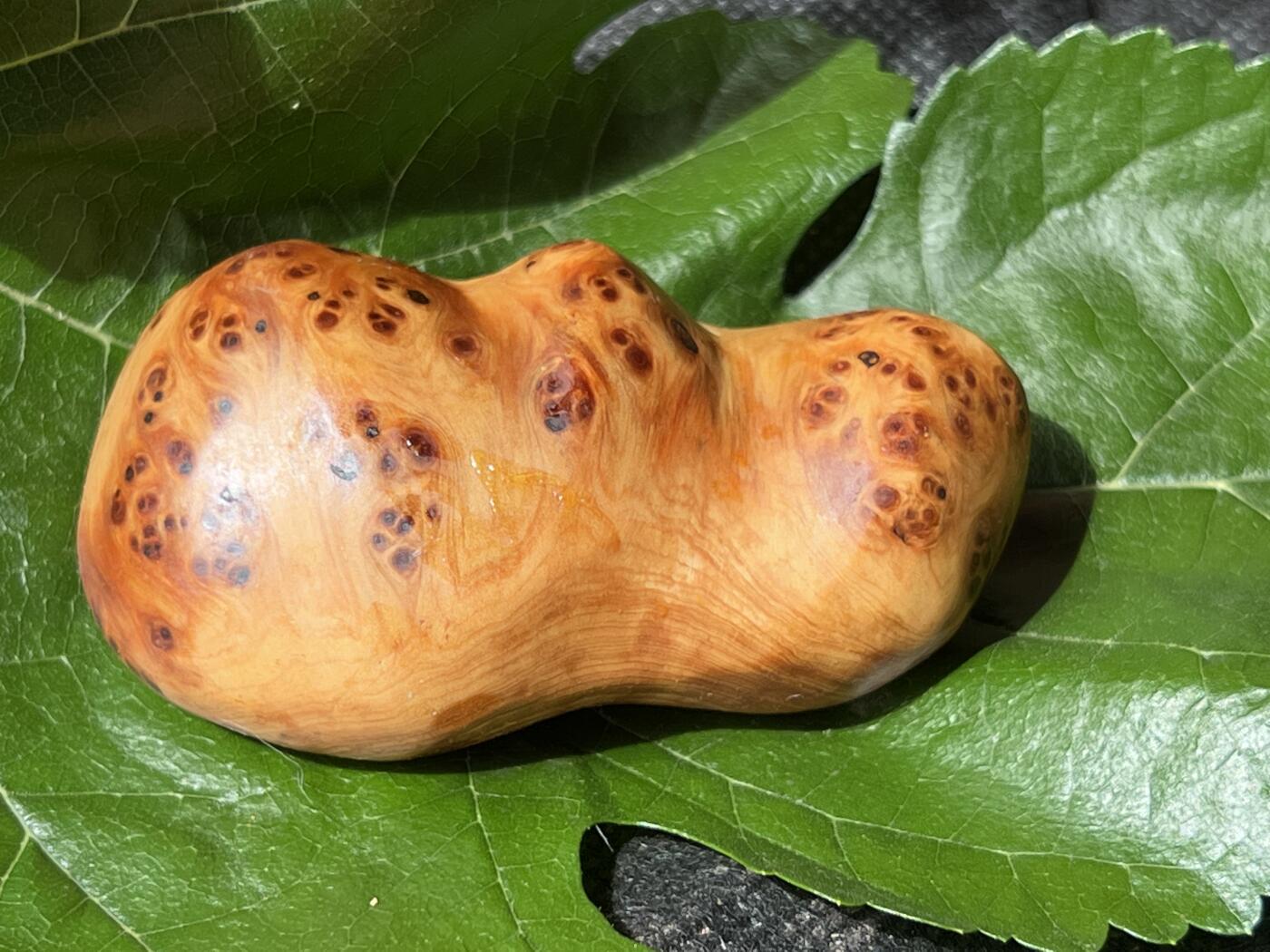 零元拍：崖柏瘤花随型手把件，十年前的存货了，油性极大。因为没有盘玩过，里面的油脂都渗出来了，收到后切记一定戴手套盘玩