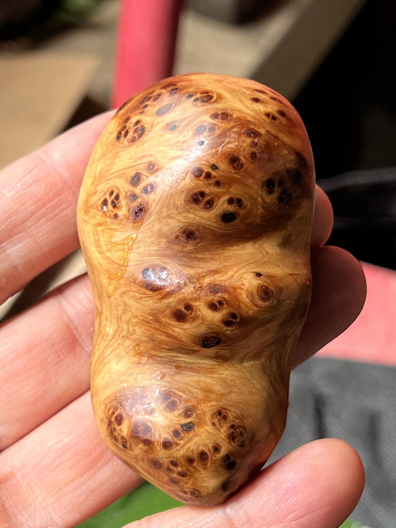 零元拍：崖柏瘤花随型手把件，十年前的存货了，油性极大。因为没有盘玩过，里面的油脂都渗出来了，收到后切记一定戴手套盘玩