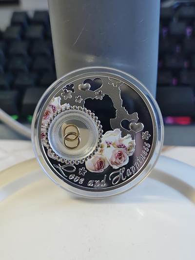 第171期拍卖【长期征集拍品】 - 纽埃2014年结婚纪念镶嵌戒指镂空纪念银币，999银，发行9999枚，有氧化点
