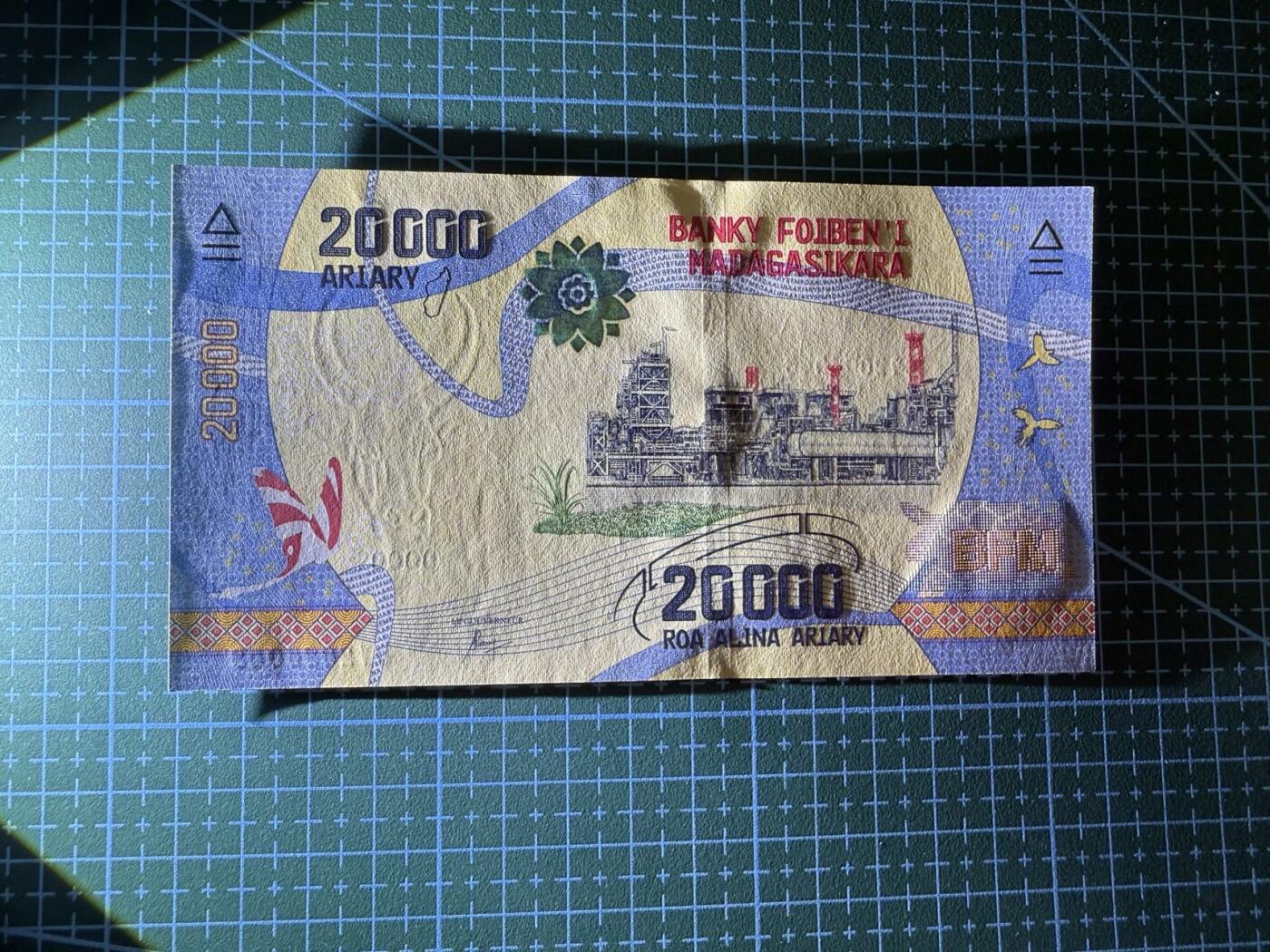 【炜奕收藏】，第四十一期 马达加斯加100-20000阿里亚里共8张，UNC品相，多张尾8
