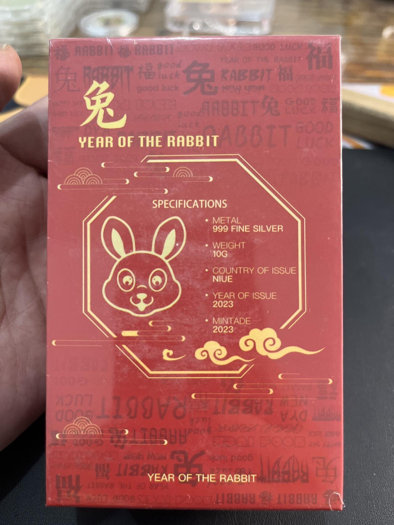❤️【币观天下】❤️ 第321期钱币拍卖- 2025.8.8周五晚上6点半场-长期征集拍品 原厂未拆封包装纽埃2023年生肖兔年卡通小兔精制异形彩色银币999银10克尺寸28X32毫米发行量2023枚