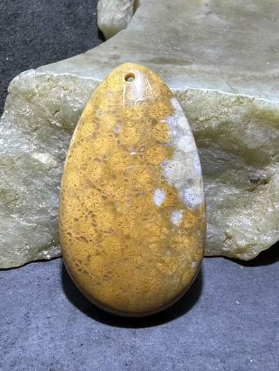 高玉化珊瑚玉水滴型通货吊坠一个！ - 高玉化珊瑚玉水滴型通货吊坠一个！