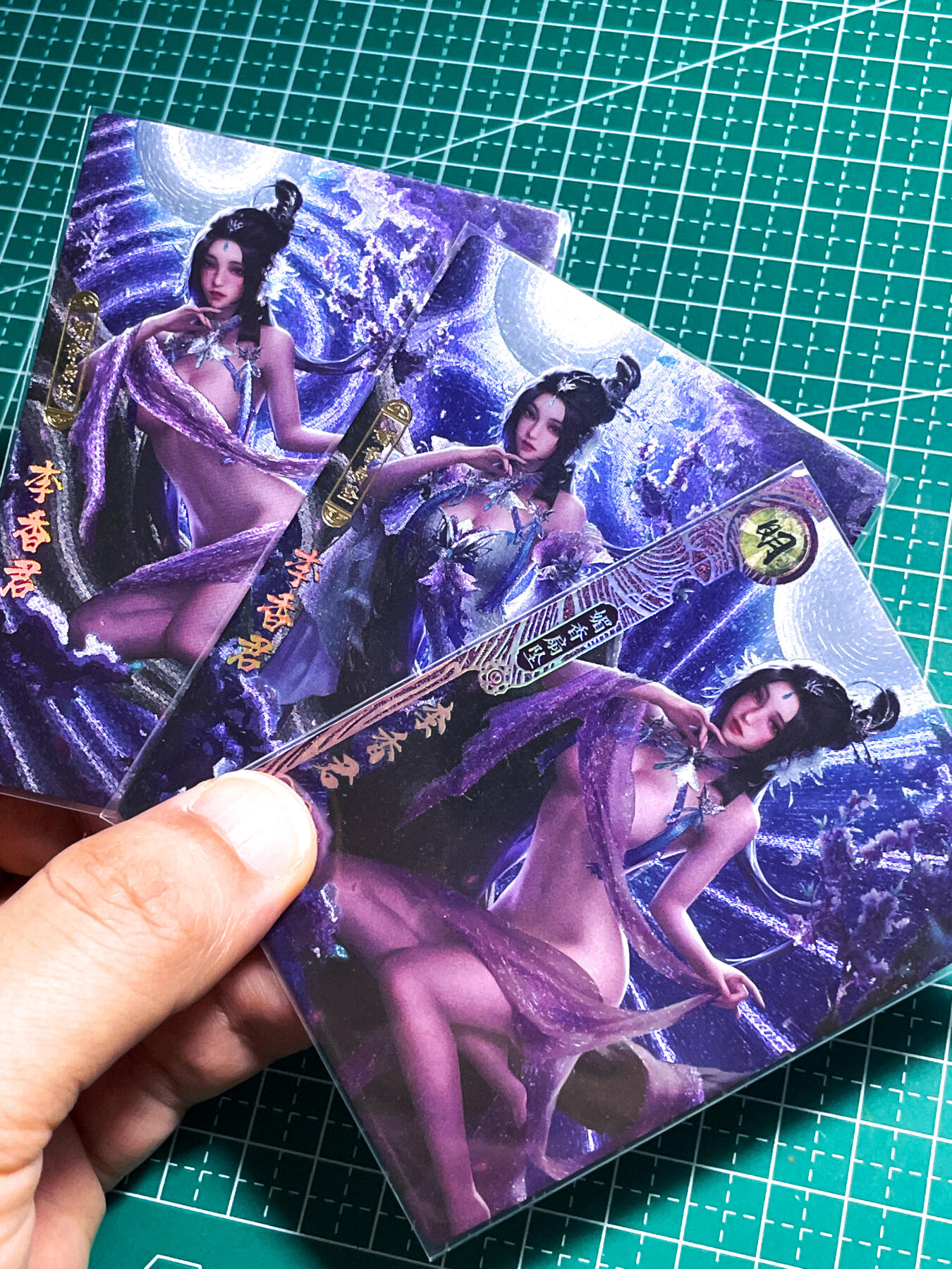 显眼宝27期【关注参拍有赠卡】 独乐乐不如众乐乐 【顶级收藏 防爆涂边介意慎拍】卡玩帕克 百花谱 李香君 百花早期卡 一套三张  粗闪工艺 63*88