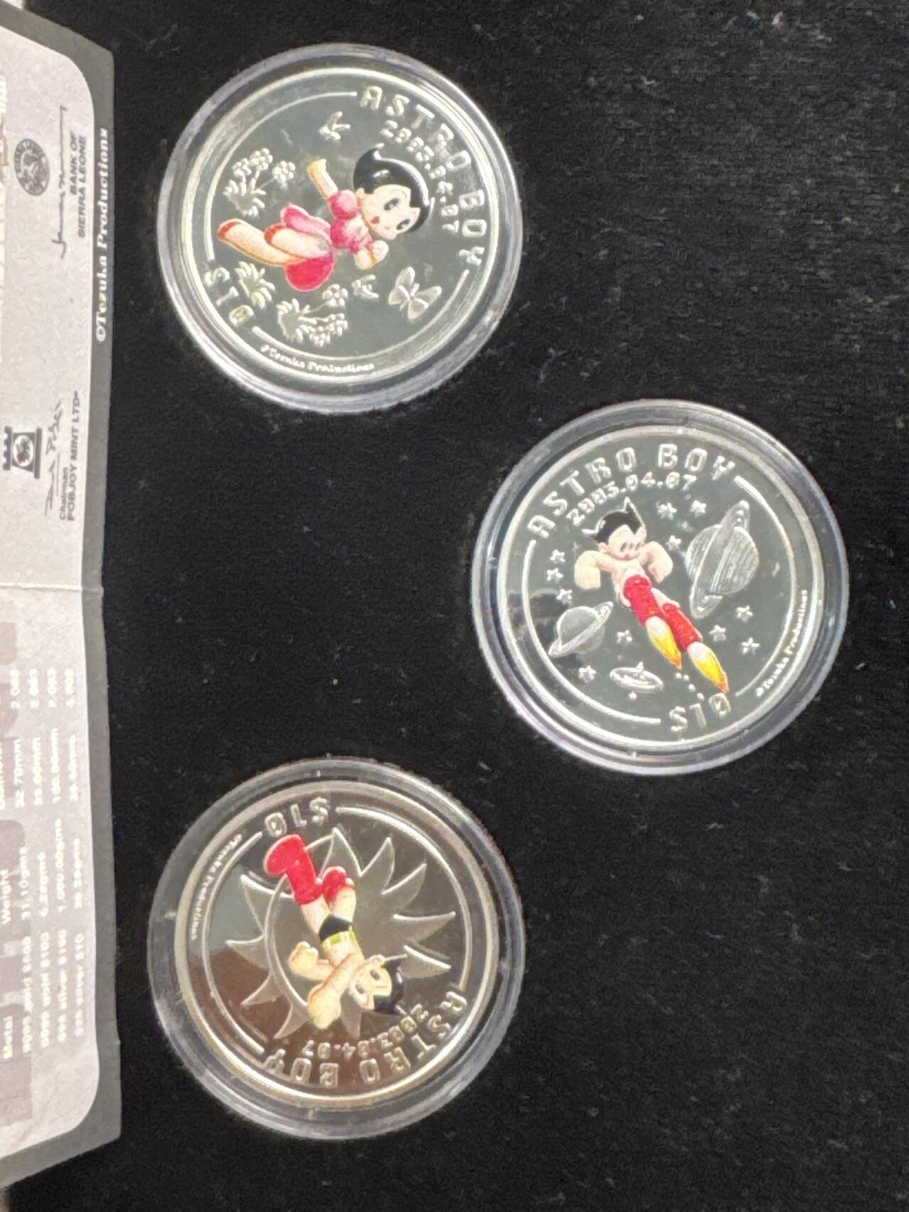 ❤️【币观天下】❤️ 第321期钱币拍卖- 2025.8.8周五晚上6点半场-长期征集拍品 稀有品种英国普乔伊造币厂原盒原证塞拉利昂2003年铁臂阿童木彩色精制银币全套3枚925银28.28克直径38.6毫米