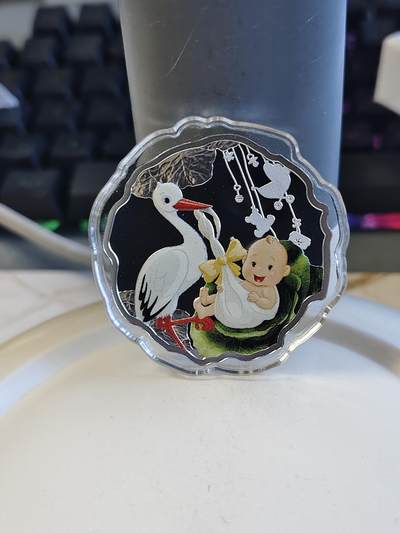 第172期拍卖【长期征集拍品】 - 纽埃2017年婴儿宝宝降临人间幸福快乐彩色异形银币，999银，发行1500枚