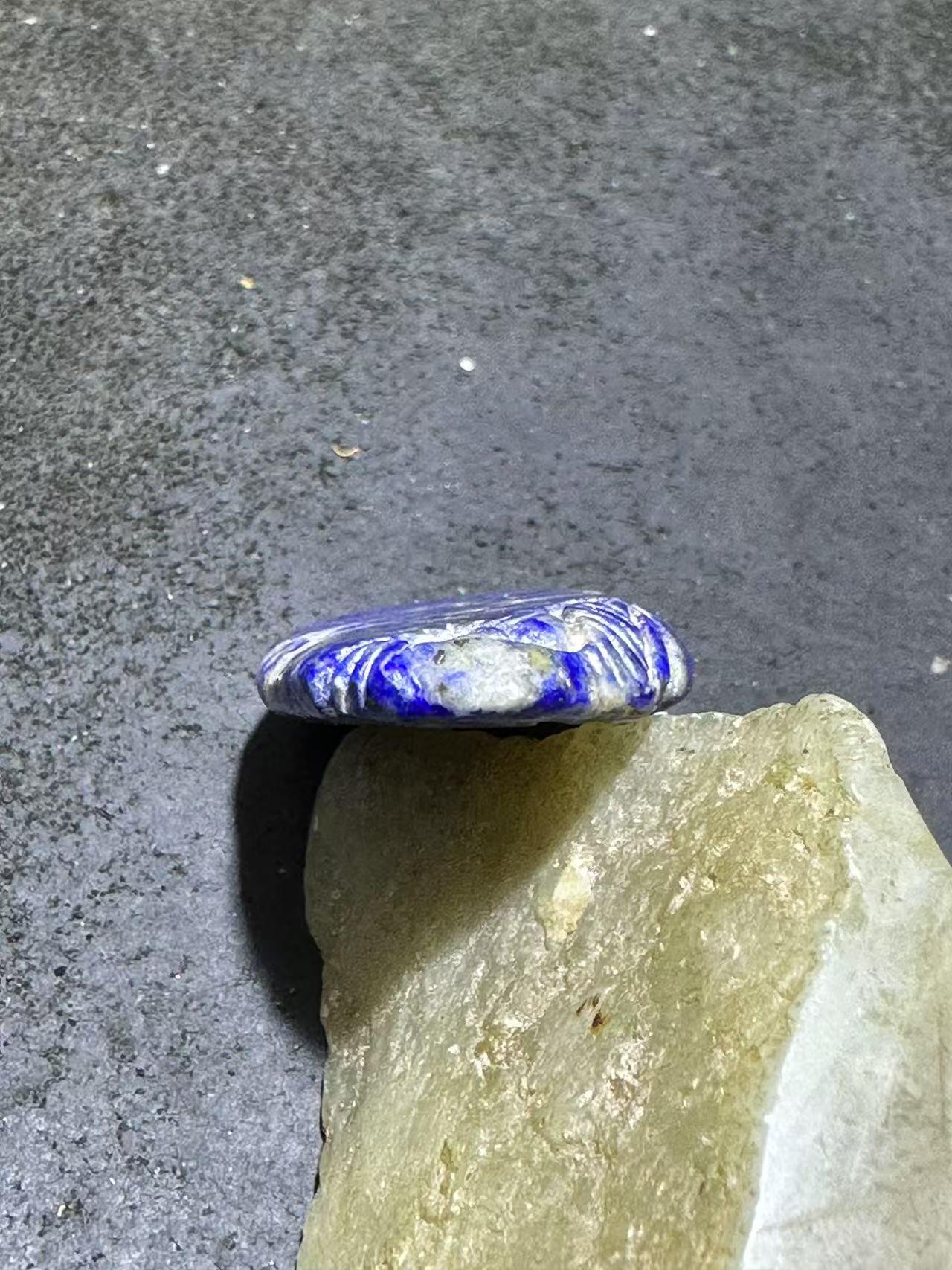 阿富汗老矿青金石雕刻通货吊坠一个。