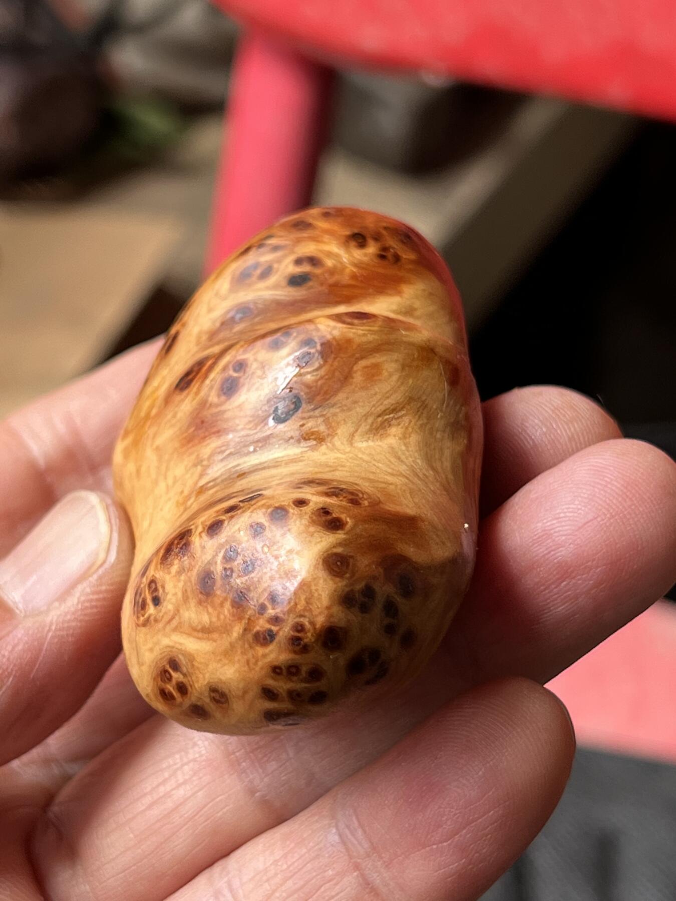 零元拍：崖柏瘤花随型手把件，十年前的存货了，油性极大。因为没有盘玩过，里面的油脂都渗出来了，收到后切记一定戴手套盘玩
