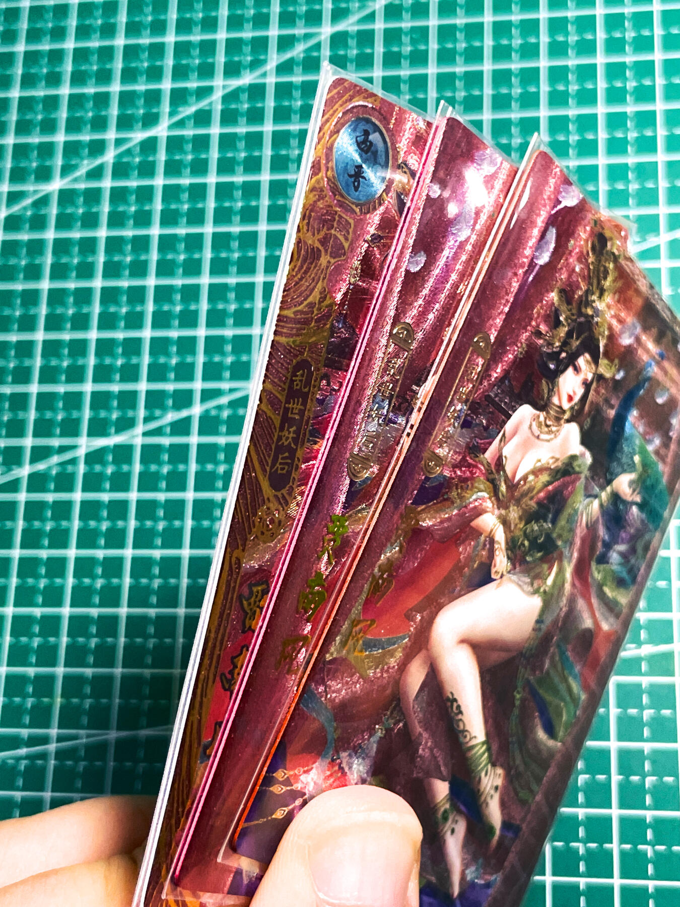 显眼宝27期【关注参拍有赠卡】 独乐乐不如众乐乐 【顶级收藏 防爆涂边介意慎拍】卡玩帕克 百花谱 贾南风一套三张 超华丽服饰 粗闪工艺 63*88