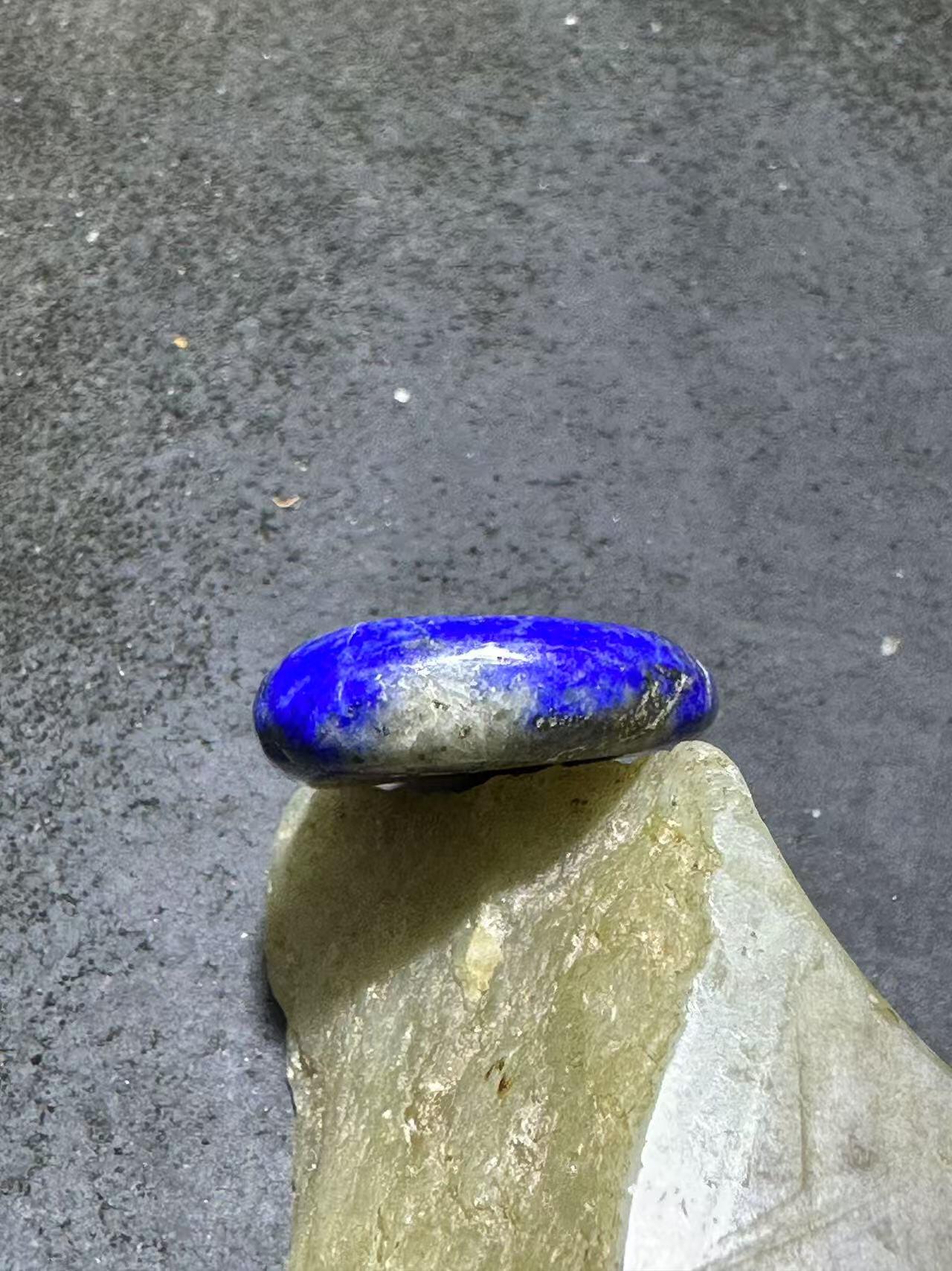 阿富汗老矿青金石雕刻通货吊坠一个。