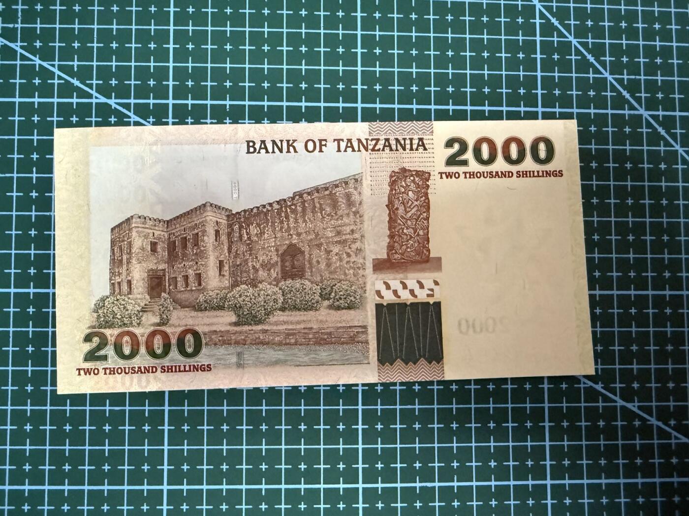 【炜奕收藏】，第四十一期 坦桑尼亚上一版2000先令，稀少AA冠，UNC品相，有捆痕