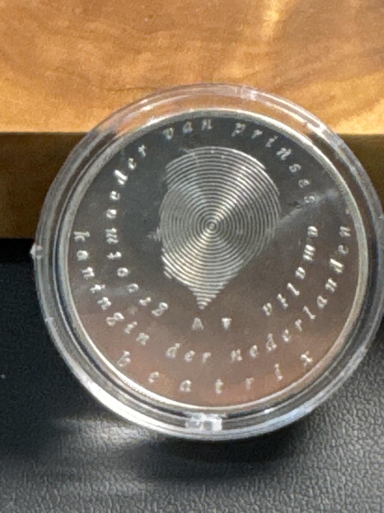 ❤️【币观天下】❤️ 第321期钱币拍卖- 2025.8.8周五晚上6点半场-长期征集拍品 【获奖币】荷兰2004年凯萨琳娜小公主诞生精制银币全世界唯一采用多重图像技术铸造改变观察角度分别能看到父母亲与孩子三幅肖像925银17.8克直径33毫米