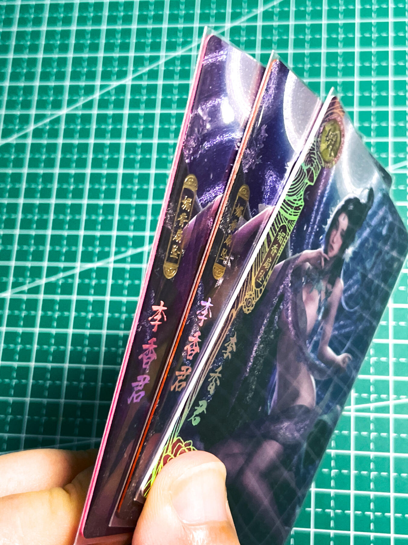 显眼宝27期【关注参拍有赠卡】 独乐乐不如众乐乐 【顶级收藏 防爆涂边介意慎拍】卡玩帕克 百花谱 李香君 百花早期卡 一套三张  粗闪工艺 63*88