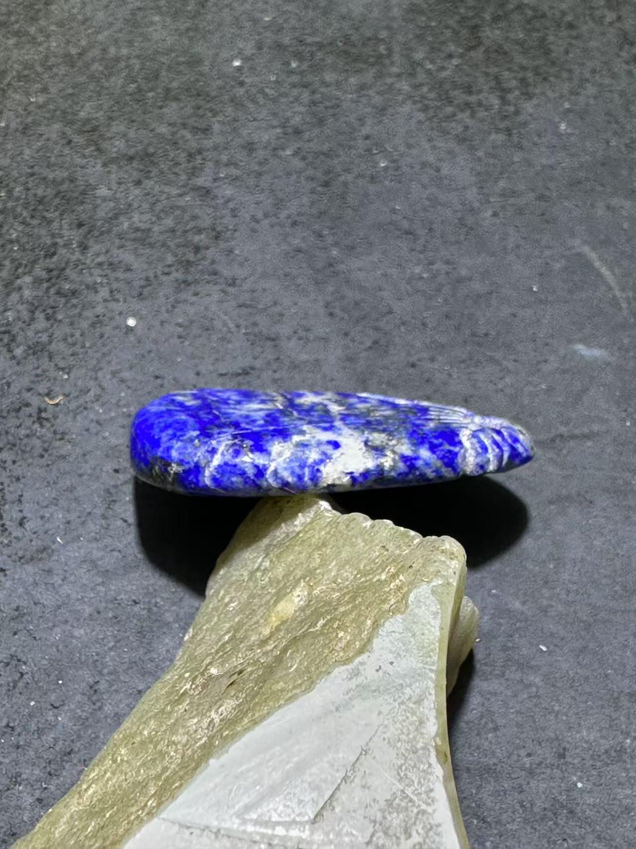 阿富汗老矿青金石雕刻通货吊坠一个。