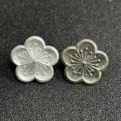 西秦中古拍卖第五十四期 - 民国军衔 退台后版本 不同两个 银色梅花图案