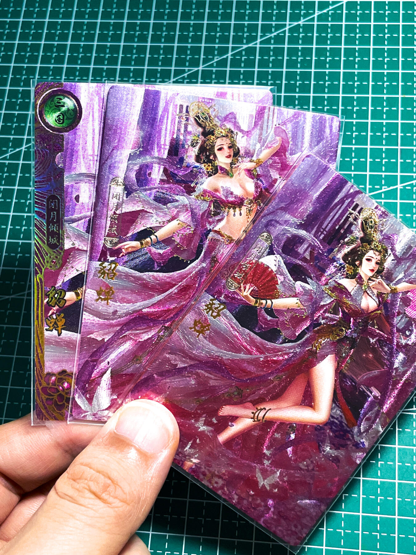 显眼宝27期【关注参拍有赠卡】 独乐乐不如众乐乐 【顶级收藏 防爆涂边介意慎拍】卡玩帕克 百花谱 貂蝉 东靖晨作品 yyds一套三张  粗闪工艺 63*88