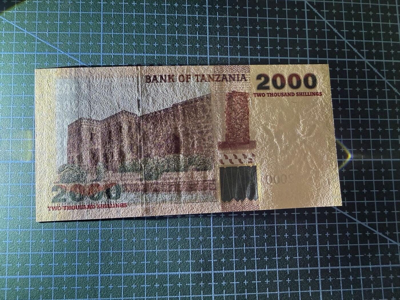【炜奕收藏】，第四十一期 坦桑尼亚上一版2000先令，稀少AA冠，UNC品相，有捆痕